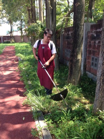 校園大操場除草